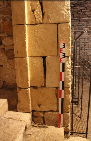 Fig. 18 : Détail du piédroit est (U.C. 8006) © C. Armand