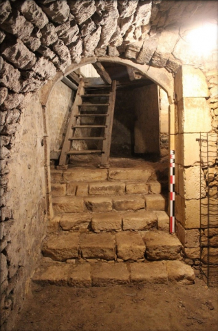 Fig. 20 : Vue du fait 8006 et des blocs constituant l’arc 8008 © C. Armand