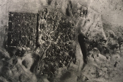 Fig. 8 : Vue aérienne du site d’Umm er-Rasas © Noël Duval, Les églises de Jordanie et leurs mosaïques, Beyrouth, Institut Français du Proche-Orient, 2003, p. 227