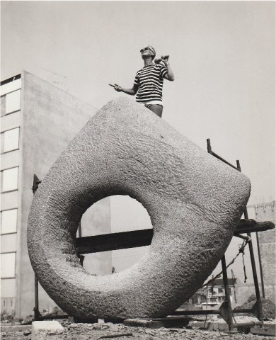 Fig. 3 : Alicia Moï Orban, Soleil de l’Apocalypse, 1964. Sculpture en pierre volcanique, taille directe, hauteur 3,5 m, Rosny. © Photographe inconnu
