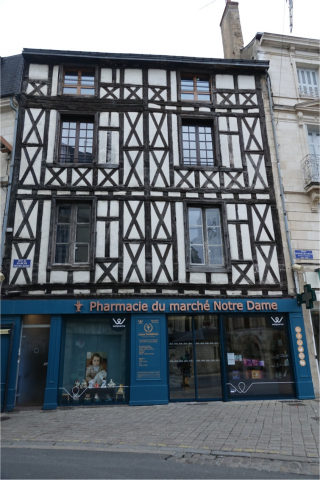 Fig. 3 : Vienne (86), Poitiers, maison en pan de bois sculpté situé au 2 rue du Marché Notre Dame, XVIe siècle