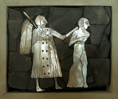 Fig. 2 : Soldat conduisant un prisonnier par le cou (palais de Mari, Syrie ; coquille nacrée, schiste, bitume, bois ; ht. 8,5 cm, l. 10 cm ; musée national, Damas) © B. Couturaud 2009