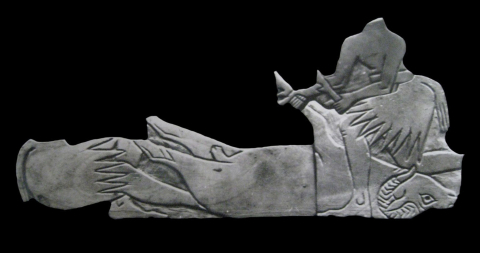 Fig. 3 : Scène de sacrifice montrant un caprin maintenu sur le dos par deux hommes (temple de Shamash, Mari, Syrie ; coquille non nacrée ; ht. 4,8 cm, l. 10,6 cm ; musée national de Damas) © Mission archéologique de Mari