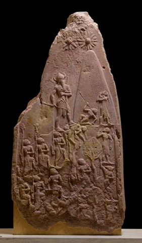 Fig. 9 : Stèle de Naram-Sin (Suse, Iran ; calcaire ; ht. 200 cm, l. 105 cm ; musée du Louvre) © Réunion des musées nationaux