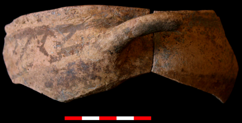 Fig. 5 : Coupe « hybride » provenant des rejets de cuisson de la zone artisanale de l’Incoronata. La forme est grecque, mais la technique et la peinture rappellent l’horizon indigène (Photo : C. BELLAMY)